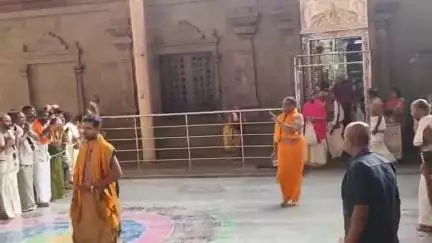 మంత్రాలయం: మంత్రాలయం శ్రీ గురు రాఘవేంద్ర స్వామి పీఠాధిపతి స్వామీజీ ధర్మక పర్యటనకు వెళ్లినట్లు మఠం అధికారులు వెల్లడి