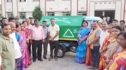 মোহনপুর: পূর্ব গান্ধীগ্রাম পঞ্চায়েতের হাতে সাফাই কর্মসূচির জন্য ই ভিকেল প্রদান করা হলো বামুটিয়া ব্লকের তরফে