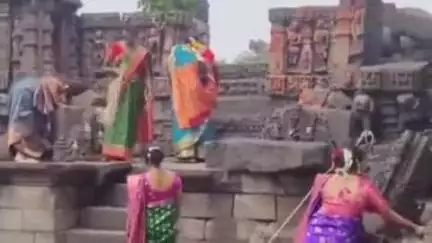 सिंदखेड राजा: शहरातील राजवाडा परिसरात महिलांनी स्वच्छता मोहीम राबवून केली वटसावित्री पौर्णिमा साजरी