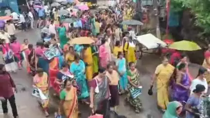 భీమిలి: సాక్షి మీడియాను నిషేధించాలి అంటూ భీమిలిలో నినదించిన మహిళామణులు