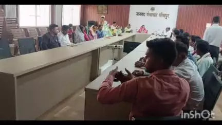 भीमपुर: जनपद पंचायत सभाकक्ष की बैठक में पलासपानी सदस्य ने क्षेत्र के विभिन्न मुद्दों पर की चर्चा