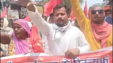 बेलागंज: बेलागंज बाजार में माले कार्यकर्ताओं और नेताओं ने निकाला विरोध मार्च