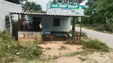 ಮುಳಬಾಗಿಲು: ದೊಡ್ಡ ತಮ್ಮನಹಳ್ಳಿ ಗ್ರಾಮದ ಗೇಟ್ ಬಳಿ ಚಿಕ್ಕನ್ ಮಾರಾಟದ ಅಂಗಡಿಯಲ್ಲಿ ಮಧ್ಯ ಮಾರಾಟ ಅಬಕಾರಿ ಇಲಾಖೆ ಅಧಿಕಾರಿಗಳು ದಾಳಿ