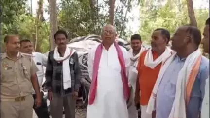 गोंडा: गौनरिया गांव पहुँचे सपा के पूर्व विधायक बैजनाथ दुबे, अज्ञात जानवर से होशियार रहने के लिए ग्रामीणों से की अपील