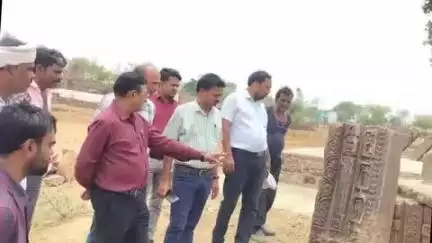 जबेरा: जिला पंचायत सीईओ प्रवीण फुलपगारे ने ग्राम चोपरा में प्राचीन बावड़ी का किया निरीक्षण