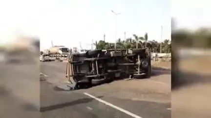 માંડવી: પીપોદરા ગામે હાઈવે પર ટેમ્પો પલટી મારી ગયો
