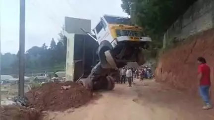 உதகமண்டலம்: உதகை பர்னல் பேலஸ் சாலையில்
கலவை ஏற்றி வந்த டிப்பர் லாரி கலவை இறக்கும் போது நிலை தடுமாறி தலைகீழாக தொங்கியதால் பரபரப்பு
