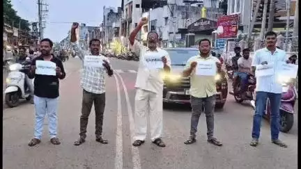 శ్రీకాకుళం: టెక్కలిలో జర్నలిస్టుల నిరసన