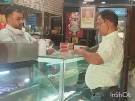 श्योपुर: कलेक्टर अर्पित वर्मा के निर्देश पर खाद्य विभाग ने मिठाई की दुकानों से नमूने लिए