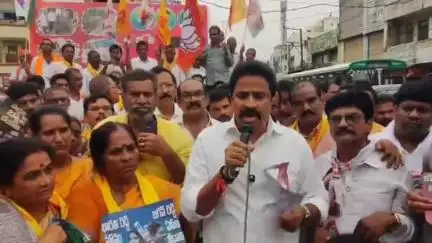 తణుకు: అమరావతి మహిళలను కించపరుస్తూ జర్నలిస్టులు చేసిన వ్యాఖ్యలను ఖండిస్తూ తణుకులో ధర్నా , పాల్గొన్న ఎమ్మెల్యే రాధాకృష్ణ