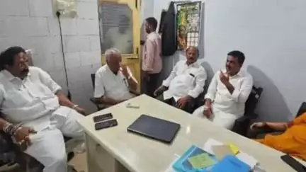 మంత్రాలయం: మంత్రాలయం ఎమ్మెల్యే బాలనాగిరెడ్డి టిడిపి దాడిలో గాయపడిన వైసిపి రాష్ట్ర లీగల్ సెల్ గురురాజా కుటుంబాన్ని పరామర్శించారు