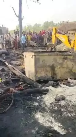 आज थाना रहरा क्षेत्र ग्राम मलकपुर मुस्तकम में 17 घरों में लगी अचानक आग 4 मवेशी की मौत लाखों का सामान हुआ राख