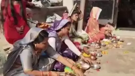 કરજણ: કરજણ નગર તેમજ ગ્રામ્ય વિસ્તારોમાં વટ સાવિત્રી વ્રતની શ્રદ્ધા ભાવ સાથે ઉજવણી કરતી સૌભાગ્યવતી સ્ત્રીઓ