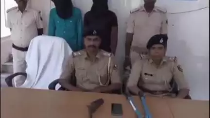 रहुई: गोबरिया मोड़ के पास पुलिस ने दो चोरों को हथियार के साथ गिरफ्तार किया