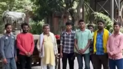 सनहौला: पैरियक गांव में विधायक पवन यादव ने प्रतियोगी परीक्षाओं की तैयारी कर रहे युवाओं को दिया जंपिंग गद्दा