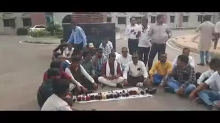 राजिम: पत्रकारों पर हमले के बाद गरियाबंद में माहौल गरमाया, प्रशासन को मिला अल्टीमेटम, 7 दिन में कार्रवाई नहीं हुई तो चक्काजाम