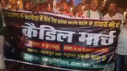 पुपरी: चटगौरा गांव में नाबालिग से गैंगरेप और हत्या के विरोध में नानपुर ब्लॉक चौक से कैंडल मार्च निकाला गया