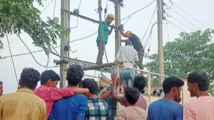 গোয়ালপোখর ২: অবশেষে চাকুলিয়া থানার বড়গাওঁ গ্রামে নতুন ট্রান্সফর্মারের ব্যবস্থা করল বিদ্যুৎ দফতর
