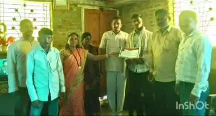 अकोट: करतवाडी येथिल भारतीय सैन्य दलात निवड होऊन प्रशिक्षण पुर्ण करुन परतलेल्या अग्निवीर प्रज्वल किरडे याचा सत्कार पार पडला