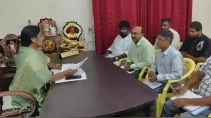 రాప్తాడు ఎమ్మెల్యే పరిటాల సునీత క్యాంపు కార్యాలయంలో ధర్మవరం డివిజనల్ జలవనుల శాఖ అధికారులతో సమావేశమైన MLA పరిటాల సునీత