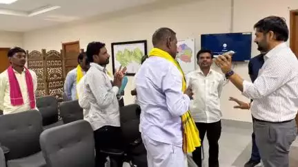 అసిఫాబాద్: మంత్రి సీతక్క హామీతో దీక్ష విరమణ, కలెక్టర్ ఛాంబర్ లో సీతక్కతో పోన్ లో మాట్లాడిన దీక్ష దారులు