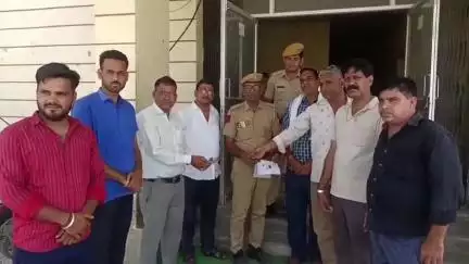 नवलगढ़: नवलगढ़ में ईमानदारी की मिसाल पेश करते हुए दुकानदार ने सड़क पर गिरे ₹49,000 लौटाए