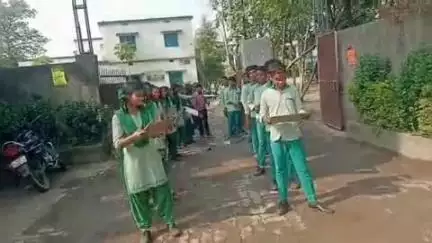 गोला: पीएम श्री उउवि बरियातू के छात्रों ने प्रभात फेरी निकालकर लोगों को नशा से दूर रहने के लिए किया जागरूक