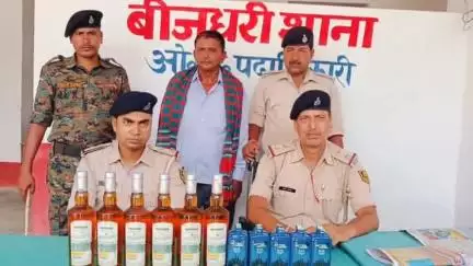 केसरिया: बिजधरी थाना पुलिस ने मंगलवार को वाहन जांच के दौरान शराब के साथ एक तस्कर को किया गिरफ्तार