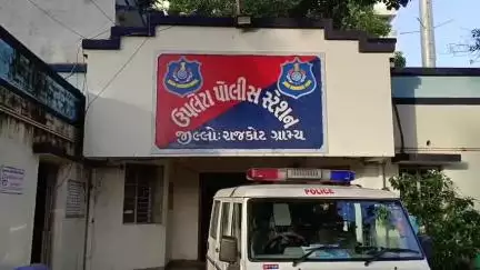 ઉપલેટા: છેલ્લા એક મહિનામાં ગુમ સુધા થયેલા 11 જેટલા વ્યક્તિઓને ઉપલેટા પોલીસે શોધી કાઢ્યા અને પરિવાર સાથે મિલન કરાવ્યું