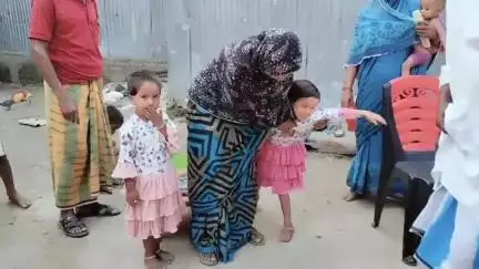 গোয়ালপোখর ২: চাকুলিয়া থানার ছয়ঘরিয়া গ্রামের অসহায় পরিবারের পাশে দাঁড়ালো বিধায়ক মিনহাজুল আরফিন আজাদ