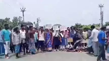 তুফানগঞ্জ ২: মরা রায়ডাক নদীর উপর স্থায়ী সেতুর দাবিতে কাসিয়াবাড়ি এলাকায় জাতীয় সড়ক অবরোধ বাসিন্দাদের #jansamasya