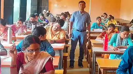लांजी: लांजी में BSW-MSW की वार्षिक परीक्षाएं शुरू, सिंगोला की लक्ष्वन्ति 10 माह के बच्चे को लेकर परीक्षा देने पहुँची