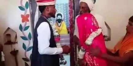 डंडई: आपत्तिजनक हालत में पकड़े गए प्रेमी युगल की बाजार समिति स्थित रविदास मंदिर में ग्रामीणों की मौजूदगी में हुई शादी