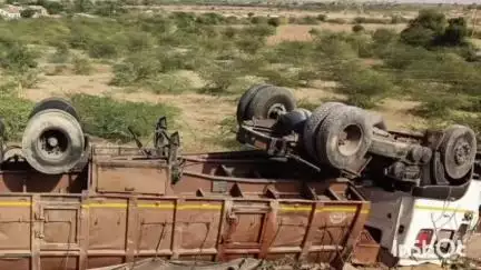 રાપર: આડેસર નજીકડ્રાઈવરેસ્ટિયરિંગ પર કાબૂ ગુમાવતાં ટ્રેલર પલટ્યું