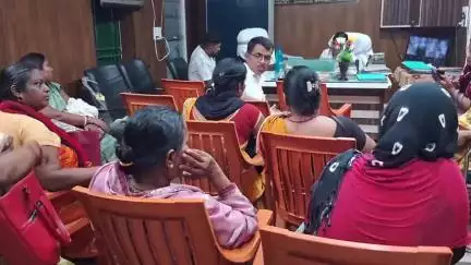 सहार: सहार में टेक होम राशन चावल में कटौती को लेकर सेविकाओं ने सीडीपीओ से मिलकर जांच करने का दिया आवेदन