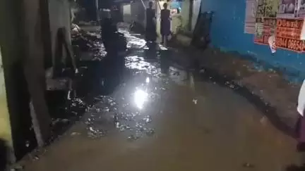 மானாமதுரை: திடீர் மழையால் வீடுகளுக்குள் புகுந்த மழைநீர் தாயமங்கல சாலையில் சாலை மறியல்