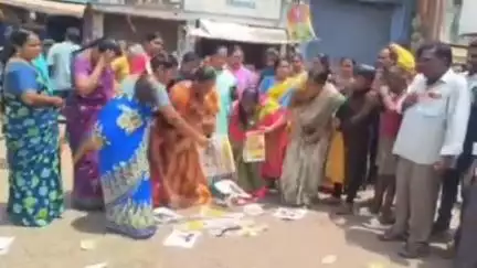 వెంకటగిరిలో కూటమి మహిళలు నినాదాలు చేస్తూ ర్యాలీ