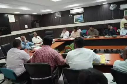 गोलमुरी-सह-जुगसलाई: साकची में उपायुक्त की अध्यक्षता में भू-अर्जन व पथ निर्माण परियोजनाओं की समीक्षा बैठक