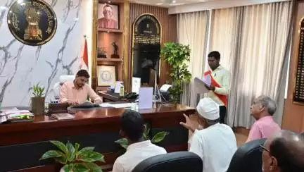 धनबाद/केंदुआडीह: समाहरणालय में उपायुक्त ने लगाया जनता दरबार, सुनी लोगों की समस्याएं