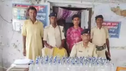 चिरैया: पुलिस ने कालूपाकड़ पोखर के पास से एक युवक को 148 बोतल नेपाली शराब के साथ किया गिरफ्तार, थाना अध्यक्ष ने दी जानकारी