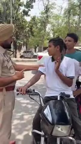 ਮਲੇਰਕੋਟਲਾ: ਮਲੇਰਕੋਟਲਾ ਟਰੈਫਿਕ ਇੰਚਾਰਜ ਵੱਲੋਂ ਛੋਟੀ ਉਮਰ ਦੇ ਬੱਚਿਆਂ ਨੂੰ ਮੋਟਰਸਾਈਕਲ ਉੱਤੇ ਘੇਰ ਦਿੱਤੀ ਨਸੀਹਤ ਨਾਲੇ ਮੰਗਵਾਈ ਮਾਫੀ