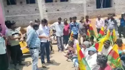 ಹರಿಹರ: ವಾಣಿಜ್ಯ ಮಳಿಗೆಗಳನ್ನು ಬಂದ್ ಮಾಡಿ: ಪಟ್ಟಣದಲ್ಲಿ ಜಯ ಕರ್ನಾಟಕ ಸಂಘಟನೆ ಪ್ರತಿಭಟನೆ