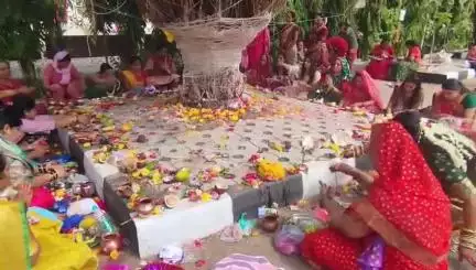 વડોદરા દક્ષિણ: માંજલપુર વિસ્તારમાં આવેલ શ્રી કુબેરેશ્વર મહાદેવ મંદિર ખાતે આજે વટસાવિત્રી પુજા યોજાઈ
