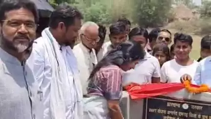 चितरपुर: लारीकला में विधायक ने किया पुस्तकालय का शिलान्यास, कहा- शिक्षा को मिलेगा बढ़ावा