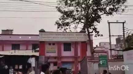 नानपारा: नानपारा सामुदायिक स्वास्थ्य केंद्र के मुख्य द्वार पर मिला 50 वर्षीय व्यक्ति का शव, पुलिस जांच में जुटी