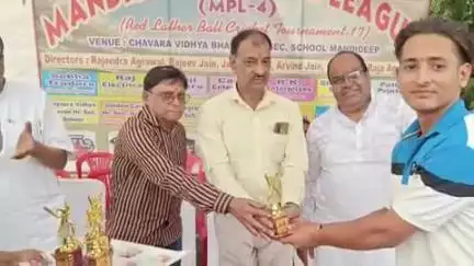 गोहरगंज: मंडीदीप प्रीमियर लीग का फाइनल सम्पन्न, नगरपालिका अध्यक्ष प्रतिनिधि राजेंद्र अग्रवाल ने किया पुरस्कार वितरण