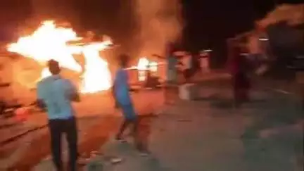 तेतरिया: नारायणपुर बाजार में मंगलवार रात भुजा कचहरी की दुकान में गैस सिलेंडर फटने से लगी आग, कई दुकानें जलकर हुई राख