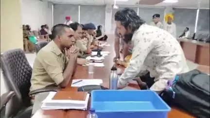 रतलाम नगर: पुलिस अधीक्षक कार्यालय में जनसुनवाई, एसपी ने 60 आवेदकों की शिकायतें सुनीं