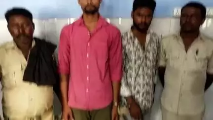ताजपुर: ताजपुर बाजार में पुलिस ने 21 लीटर विदेशी शराब के साथ दो युवकों को किया गिरफ्तार, बोलेरो व दो मोबाइल ज़ब्त
