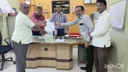 रिसोड: पुष्पा देवी कॉलनी वासियांचे नगरपरिषद मुख्याधिकारी सतीश शेवदा यांना निवेदन देत रस्ता निर्मित करण्याची मागणी #Jansamasya